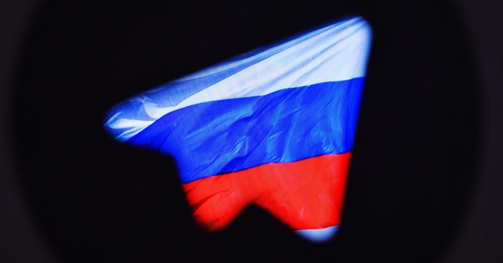 Логотип социальной сети "Телеграм" на фоне российского флага. Наталья Селиверстова / РИА Новости