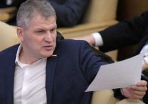 Депутат, член комитета Госдумы РФ по охране здоровья Алексей Куринный на пленарном заседании Госдумы РФ. Владимир Федоренко / РИА Новости