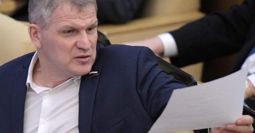 Депутат, член комитета Госдумы РФ по охране здоровья Алексей Куринный на пленарном заседании Госдумы РФ. Владимир Федоренко / РИА Новости
