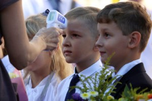 Первоклассникам измеряют температуру перед началом праздничной линейки в школе №71 в День знаний в Краснодаре. Виталий Тимкив / РИА Новости