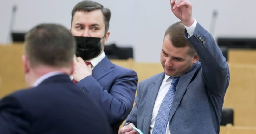 Председатель комитета Государственной Думы РФ по труду, социальной политике и делам ветеранов Ярослав Нилов (справа) на пленарном заседании Государственной думы РФ. Пресс-служба Госдумы РФ