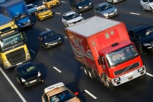 Движение автомобилей на 27 км МКАД в Москве. Новые правила передвижения грузовиков тяжелее 3.5 т по МКАД и ЦКАД вступят не раньше июля. С 15 июня должно было начаться новое движение по ЦКАД для грузовых машин тяжелее 3,5 т, которых больше не должно быть на МКАДе. Рамиль Ситдиков / РИА Новости
