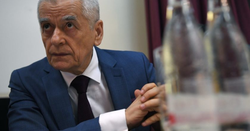 Первый заместитель председателя комитета по образованию и науке Государственной Думы РФ, академик РАН Геннадий Онищенко во время актового дня Российского научного центра хирургии имени академика Б. В. Петровского, посвященного 113-й годовщине со дня рождения основателя и первого руководителя Центра Б. В.Петровского. В этот день Центр по традиции выбирает почетного профессора РНЦХ. В этом году звание почетного профессора РНЦХ присвоено президенту научно-исследовательского центра "Курчатовский институт" Михаилу Ковальчуку. Павел Бедняков / РИА Новости