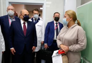 Председатель правительства РФ Михаил Мишустин и министр здравоохранения РФ Михаил Мурашко (в центре) и председатель комитета Госдумы РФ по государственному строительству и законодательству Павел Крашенинников (слева) во время посещения поликлиники №1 Центральной городской клинической больницы №1 в Екатеринбурге. Дмитрий Астахов / РИА Новости