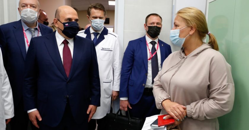 Председатель правительства РФ Михаил Мишустин и министр здравоохранения РФ Михаил Мурашко (в центре) и председатель комитета Госдумы РФ по государственному строительству и законодательству Павел Крашенинников (слева) во время посещения поликлиники №1 Центральной городской клинической больницы №1 в Екатеринбурге. Дмитрий Астахов / РИА Новости