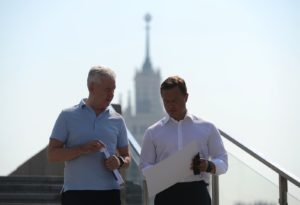 Мэр Москвы Сергей Собянин (слева) и заместитель мэра Москвы в правительстве Москвы, руководитель Департамента транспорта и развития дорожно-транспортной инфраструктуры города Москвы Максим Ликсутов на презентации макета электрического речного трамвайчика на причале Москвы-реки. Валерий Мельников / РИА Новости
