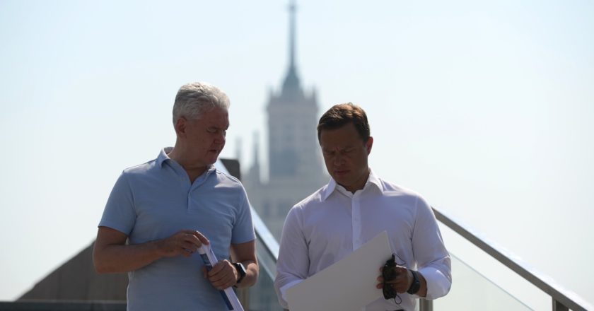 Мэр Москвы Сергей Собянин (слева) и заместитель мэра Москвы в правительстве Москвы, руководитель Департамента транспорта и развития дорожно-транспортной инфраструктуры города Москвы Максим Ликсутов на презентации макета электрического речного трамвайчика на причале Москвы-реки. Валерий Мельников / РИА Новости
