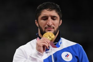 Российский спортсмен, член сборной России (команда ОКР) Абдулрашид Садулаев, завоевавший золотую медаль на соревнованиях по вольной борьбе среди мужчин в весовой категории до 97 кг на XXXII летних Олимпийских играх, на церемонии награждения. Рамиль Ситдиков / РИА Новости
