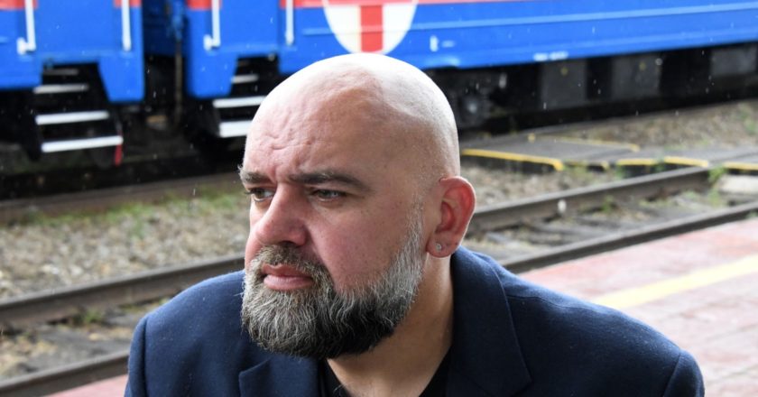 Главный внештатный специалист по анестезиологии и реаниматологии министерства здравоохранения России, главный врач московской Коммунарки Денис Проценко возле передвижного консультативно-диагностического центра "Академик Федор Углов" на станции Адриановка в Карымском районе Забайкальского края. С 9 по 26 августа "Академик Федор Углов" окажет бесплатные медицинские услуги жителям 18 населенных пунктов Забайкальского края при станциях ЗабЖД. Специализированный поезд оснащен современным высокотехнологичным медицинским оборудованием, позволяющим быстро установить клинический диагноз и назначить лечение. Жители могут сделать флюорографию, рентгенографию, ультразвуковое исследование органов и тканей, электрокардиографию, лабораторные исследования крови и мочи, а также все желающие могут сделать прививку от новой коронавирусной инфекции Covid-19. Евгений Епанчинцев / РИА Новости