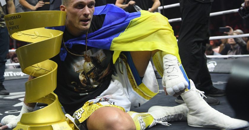 Александр Усик (Украина) после победы в финальном бою Всемирной боксерской суперсерии (WBSS) в первом тяжелом весе за звание абсолютного чемпиона мира. Владимир Астапкович / РИА Новости