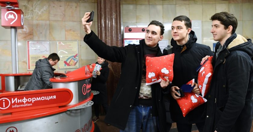 Студенты-отличники с подарками от Московского метрополитена в рамках праздничной акции на праздновании Дня российского студенчества на станции метро "Курская" в Москве. Алексей Майшев / РИА Новости