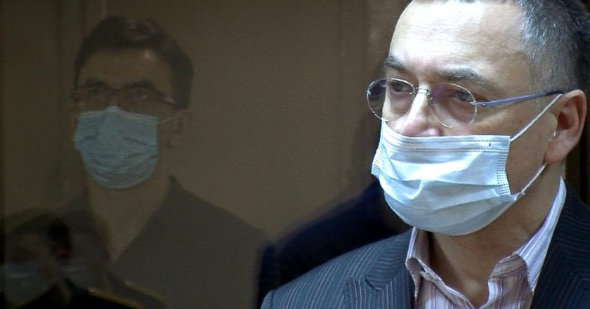 Бывший министр РФ по связям с Открытым правительством Михаил Абызов (слева), обвиняемый в коррупционных преступлениях, во время рассмотрения ходатайства о продлении его ареста в Московском городском суде. Пресс-служба Мосгорсуда