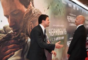 Режиссер и исполнитель главной роли фильма "Чернобыль" Данила Козловский (слева) и кинорежиссёр, сценарист, телеведущий, председатель совета директоров ОАО "Ленфильм" Фёдор Бондарчук на презентации в кинотеатре "КАРО 11 Октябрь". Екатерина Чеснокова / РИА Новости