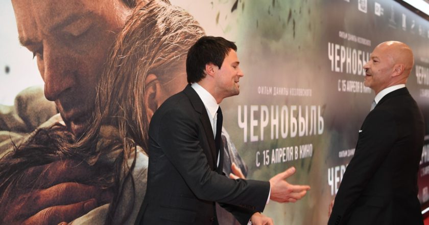 Режиссер и исполнитель главной роли фильма "Чернобыль" Данила Козловский (слева) и кинорежиссёр, сценарист, телеведущий, председатель совета директоров ОАО "Ленфильм" Фёдор Бондарчук на презентации в кинотеатре "КАРО 11 Октябрь". Екатерина Чеснокова / РИА Новости