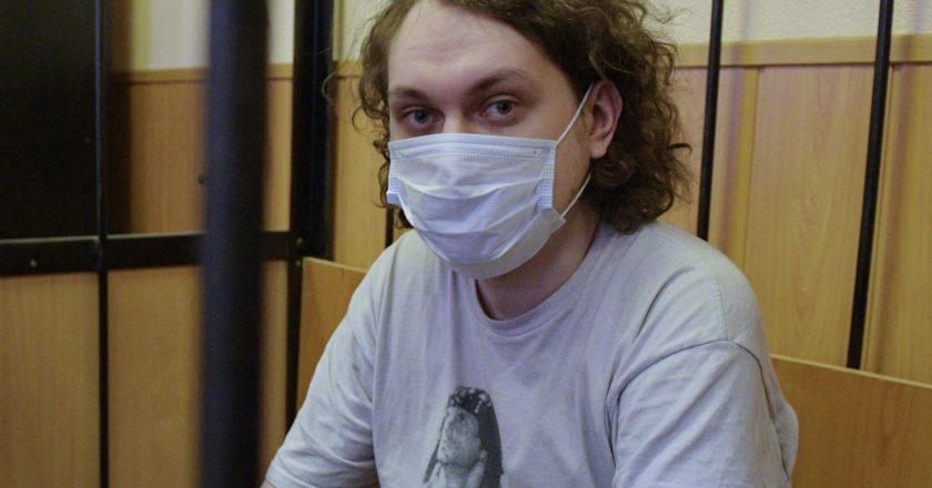 Блогер Юрий Хованский, обвиняемый в оправдании терроризма, в Дзержинском районном суде во время судебного заседания по рассмотрению ходатайства следствия о его аресте. Александр Гальперин / РИА Новости