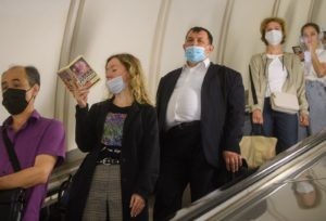Пассажиры на эскалаторе станции "Площадь Революции" московского метрополитена. Илья Питалев / РИА Новости