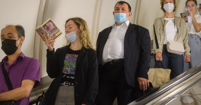 Пассажиры на эскалаторе станции "Площадь Революции" московского метрополитена. Илья Питалев / РИА Новости