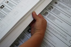Сотрудница типографии проверяет напечатанные бюллетени для голосования на выборах в одном из цехов типографии "Печатный двор" в Волгограде. Выборы депутатов Государственной думы Федерального собрания Российской Федерации VIII созыва пройдут 17-19 сентября 2021 года. Кирилл Брага / РИА Новости