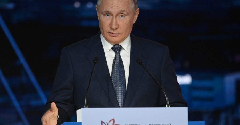 Президент РФ Владимир Путин выступает на пленарном заседании в рамках Восточного экономического форума во Владивостоке. Григорий Сысоев / РИА Новости