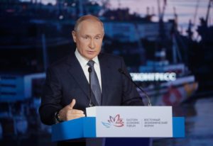 Президент РФ Владимир Путин выступает на пленарном заседании в рамках Восточного экономического форума во Владивостоке. Михаил Метцель / POOL