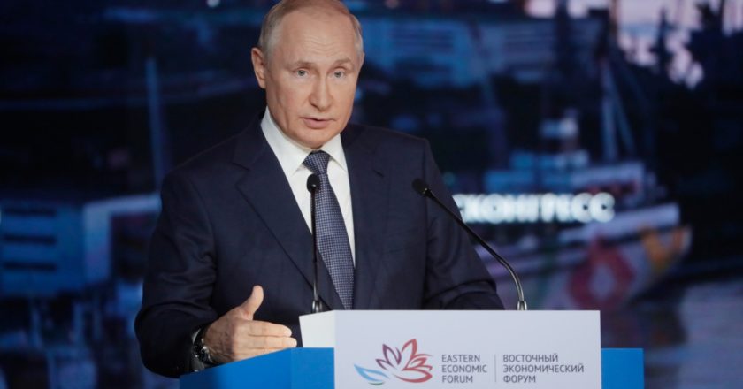 Президент РФ Владимир Путин выступает на пленарном заседании в рамках Восточного экономического форума во Владивостоке. Михаил Метцель / POOL