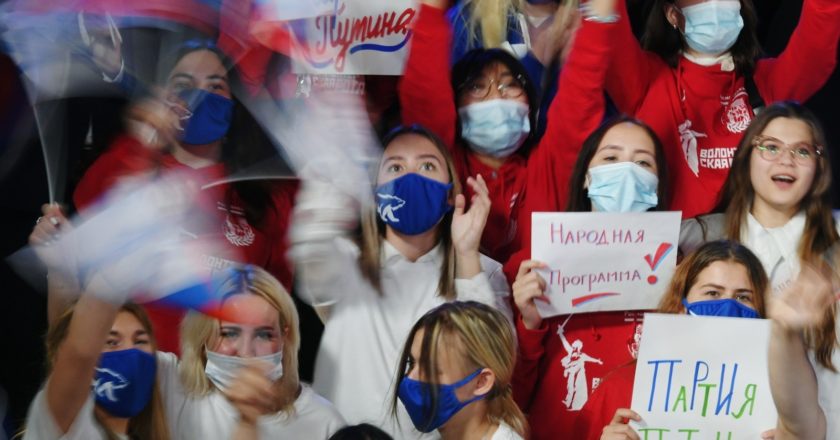 Избиратели в штабе общественной поддержки партии "Единая Россия" в Москве. Рамиль Ситдиков / РИА Новости
