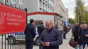 У Пермского государственного национального исследовательского университета, где вооруженный молодой человек открыл стрельбу. Стоп-кадр видео. Ольга Домская / РИА Новости