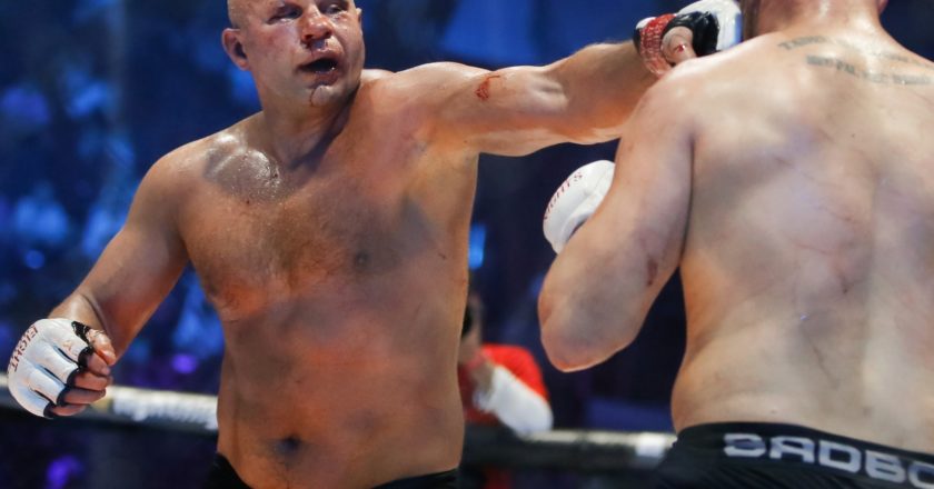 Федор Емельяненко (Россия) и Фабио Мальдонадо (Бразилия) (справа) во время боя на турнире по смешанным единоборствам Fight Nights Global 50, проходящем на площадке "Сибур Арена" в Санкт-Петербурге. Михаил Киреев / РИА Новости