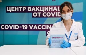Медицинский сотрудник в центре вакцинации от COVID-19 на стадионе "Лужники" в Москве. Евгений Одиноков / РИА Новости