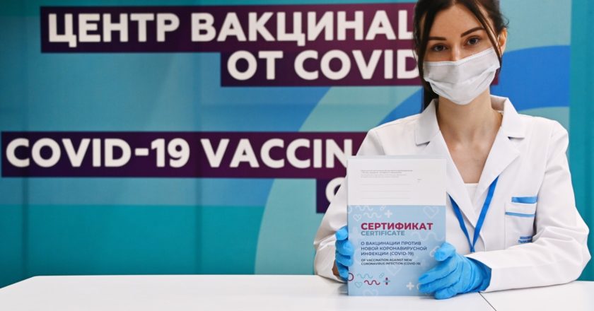 Медицинский сотрудник в центре вакцинации от COVID-19 на стадионе "Лужники" в Москве. Евгений Одиноков / РИА Новости