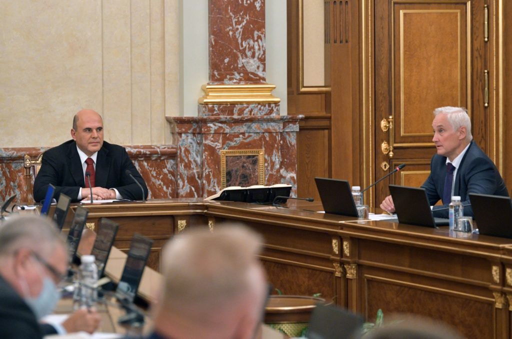 Председатель правительства РФ Михаил Мишустин проводит встречу с членами бюро правления Российского союза промышленников и предпринимателей. Справа - первый заместитель председателя правительства РФ Андрей Белоусов. Александр Астафьев / РИА Новости