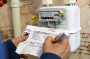Девушка записывает показания счетчика учета газа у себя дома. Стрингер / РИА Новости