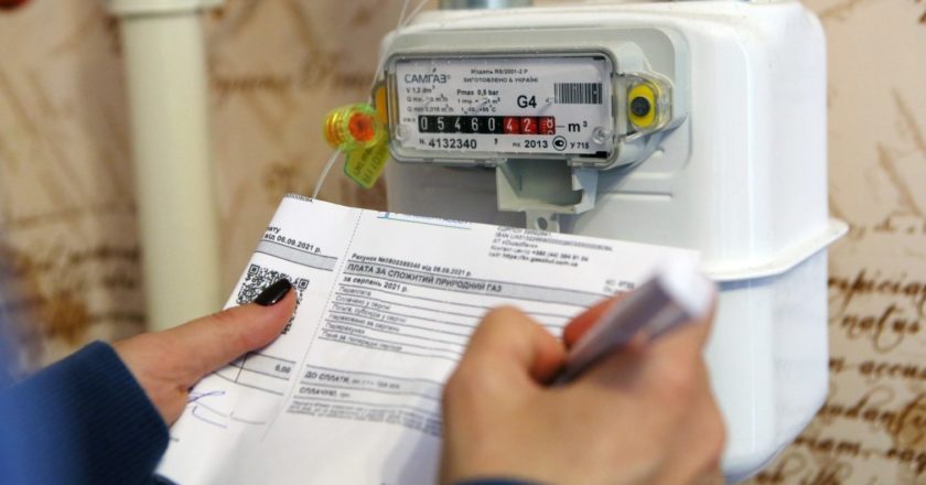 Девушка записывает показания счетчика учета газа у себя дома. Стрингер / РИА Новости