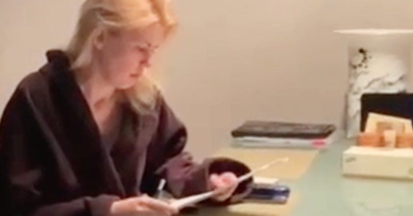 Вице-президент Сбербанка Марина Ракова во время следственных действий у себя дома. Марину Ракову заподозрили в хищении более 50 миллионов рублей. Стоп-кадр с видео. Изображение является раздаточным материалом, предоставлено третьей стороной. Только редакционное использование. Запрет на архивирование, коммерческое использование, рекламную кампанию.