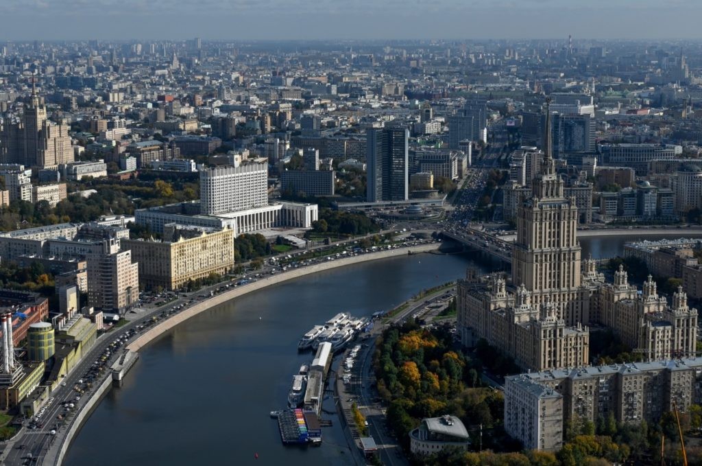 Вид на Москву-реку и гостиницу Radisson Collection Hotel Moscow в Москве из строящегося небоскреба Capital Towers. Максим Блинов / РИА Новости