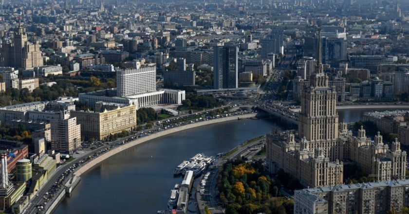 Вид на Москву-реку и гостиницу Radisson Collection Hotel Moscow в Москве из строящегося небоскреба Capital Towers. Максим Блинов / РИА Новости
