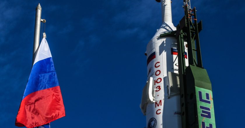 Установка РН "Союз-2.1а" с кораблем "Союз МС-19" на стартовый комплекс космодрома "Байконур". Пуск ракеты-носителя с пилотируемым кораблем "Союз МС-19" по программе 66-й основной экспедиции на Международную космическую станцию (МКС) намечен на 5 октября 2021 года. В состав основного экипажа корабля входят: командир Антон Шкаплеров (Роскосмос) и российские участники космического полета - актриса Юлия Пересильд и режиссер Клим Шипенко. Рамиль Ситдиков / РИА Новости