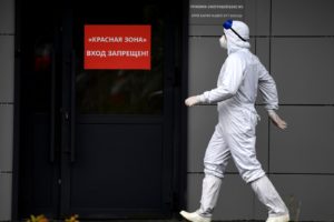 Медицинский сотрудник у входа в "красную зону" Республиканской клинической инфекционной больницы в Казани, где возобновлен прием пациентов с COVID-19. Максим Богодвид / РИА Новости