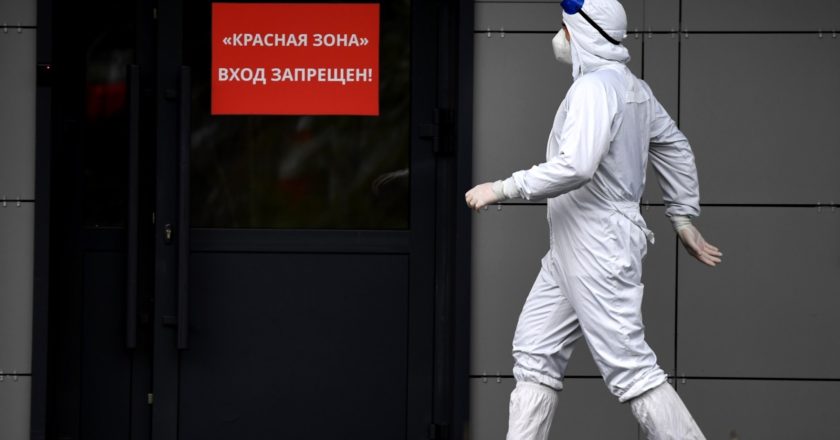 Медицинский сотрудник у входа в "красную зону" Республиканской клинической инфекционной больницы в Казани, где возобновлен прием пациентов с COVID-19. Максим Богодвид / РИА Новости