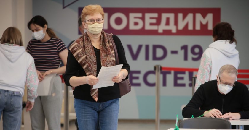 Люди в пункте вакцинации от COVID-19 в ГУМе в Москве. Виталий Белоусов / РИА Новости