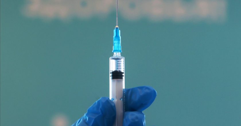 Медицинский работник держит в руках шприц в пункте вакцинации от COVID-19 в ГУМе в Москве. Виталий Белоусов / РИА Новости