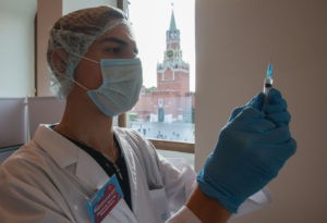 Медицинский работник в пункте вакцинации от COVID-19. Виталий Белоусов / РИА Новости
