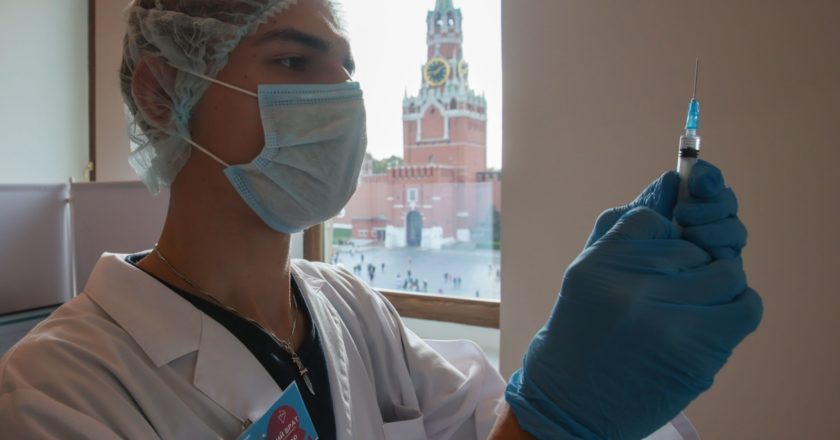 Медицинский работник в пункте вакцинации от COVID-19. Виталий Белоусов / РИА Новости