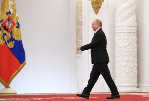 Президент РФ Владимир Путин на встрече с депутатами Государственной Думы РФ восьмого созыва. Рамиль Ситдиков / РИА Новости