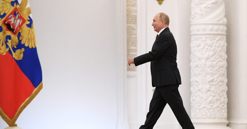 Президент РФ Владимир Путин на встрече с депутатами Государственной Думы РФ восьмого созыва. Рамиль Ситдиков / РИА Новости