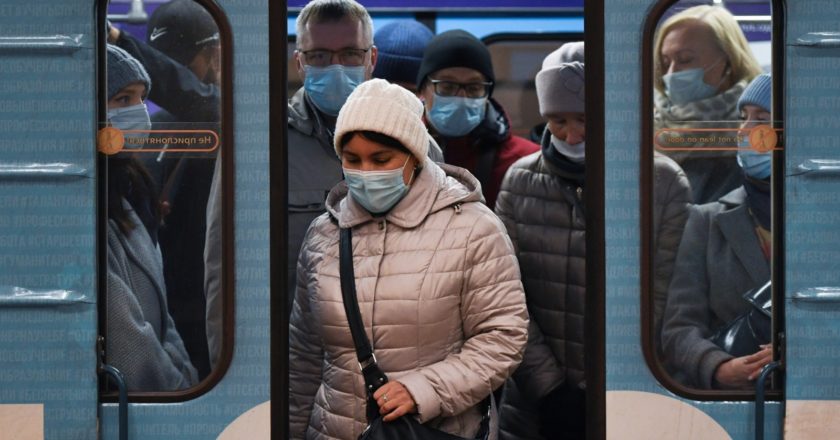 Пассажиры выходят из вагона во время рейда по соблюдению масочного режима в метро на станции "Площадь Ленина" в Новосибирске. Александр Кряжев / РИА Новости