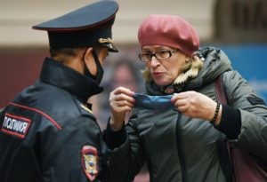Сотрудник полиции и женщина во время рейда по соблюдению масочного режима в метро на станции "Площадь Ленина" в Новосибирске. Александр Кряжев / РИА Новости