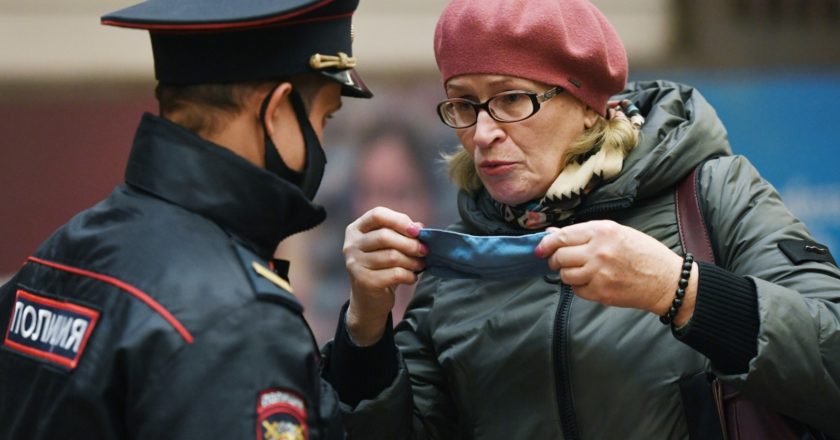 Сотрудник полиции и женщина во время рейда по соблюдению масочного режима в метро на станции "Площадь Ленина" в Новосибирске. Александр Кряжев / РИА Новости