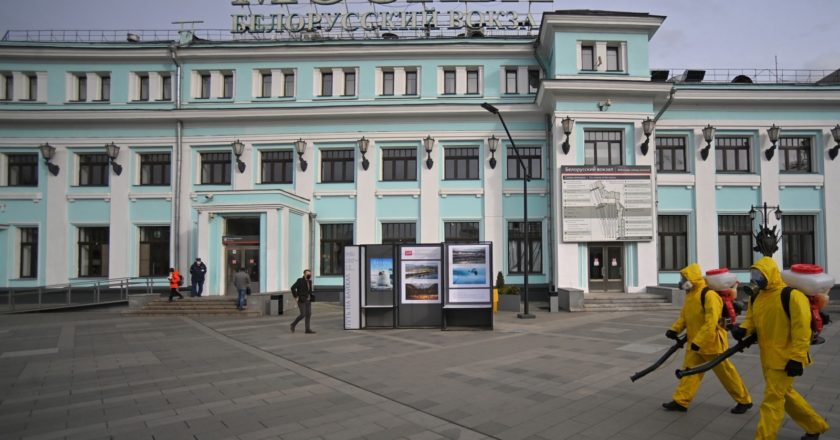 Сотрудники специального отряда МЧС России "Лидер" во время дезинфекции территории Белорусского вокзала в целях профилактики коронавирусной инфекции. Евгений Одиноков / РИА Новости