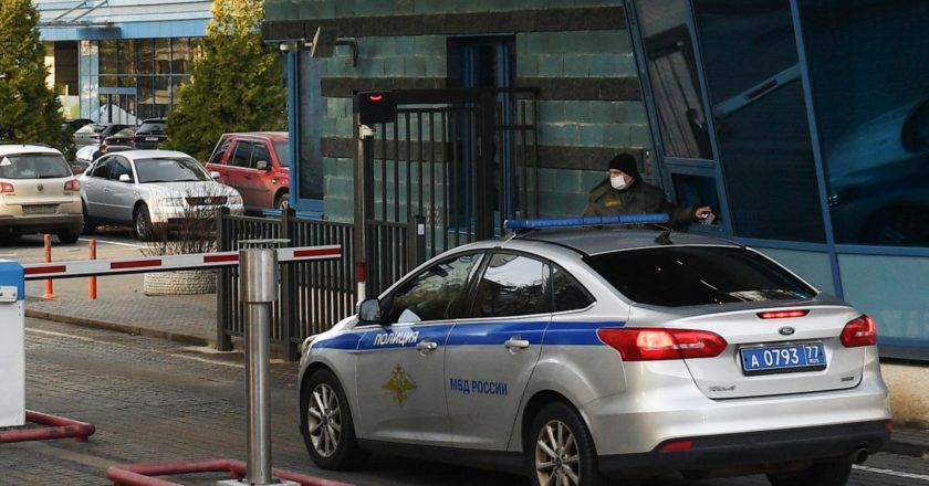 Машина полиции въезжает на территорию жилого комплекса "Воробьевы горы" в Москве. В одном из домов комплекса были убиты бывший заместитель управляющего московским филиалом "Смоленского банка" Михаил Яхонтов, его супруга и сын. В 2019 году Михаил Яхонтов был приговорен к шести годам лишения свободы по обвинению в преднамеренном банкротстве и выводе денег из банка (обвиняемый был отпущен, так как находился под следствием с 2016 года). Алексей Майшев / РИА Новости